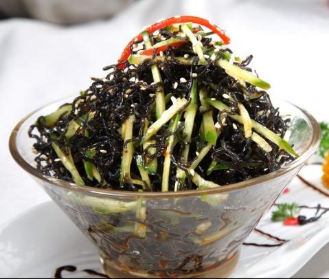这黑色藻类植物被称为“地毛”，像凌乱的头发，当下酒凉菜极好！