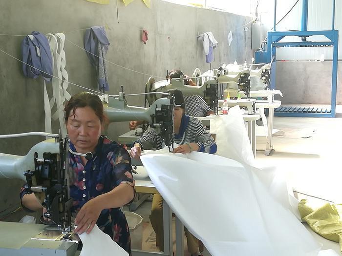 松树沟引来了来料加工型编织袋加工厂让村里的家庭妇女有了收入