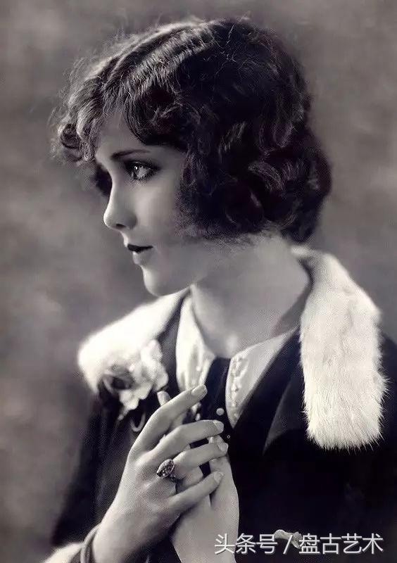 史上第一位全裸的女艺术家，她的智慧比艳照更高明（盘古文化艺术