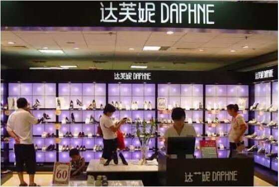 时下年轻人喜爱的潮牌有哪些,年轻人现在穿的潮牌有哪些