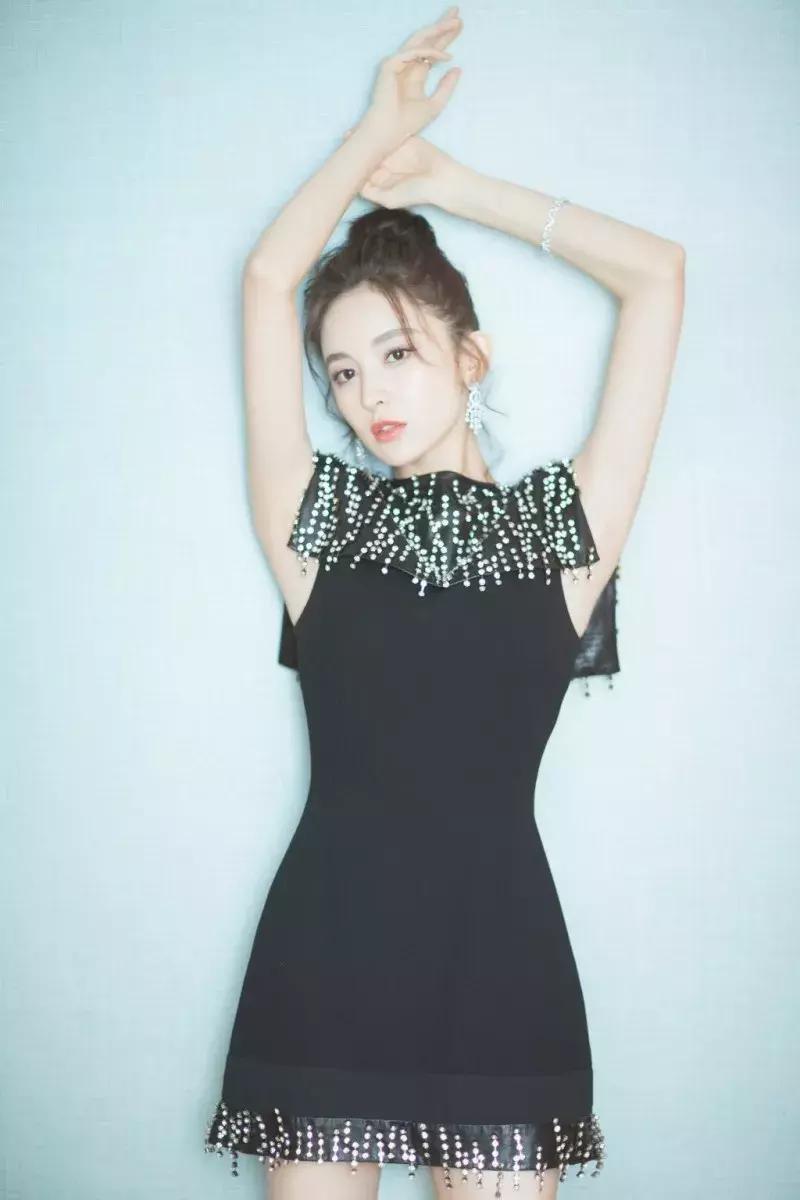 头发这样扎起来真好看,减龄发量少怎么扎头发