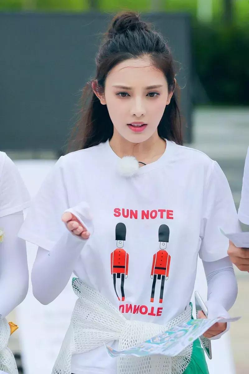 头发这样扎起来真好看,减龄发量少怎么扎头发