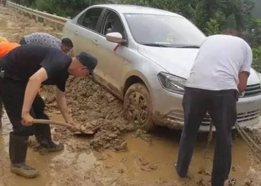 车轮陷入稀泥坑怎么开出来,车轮陷入泥坑怎么操作