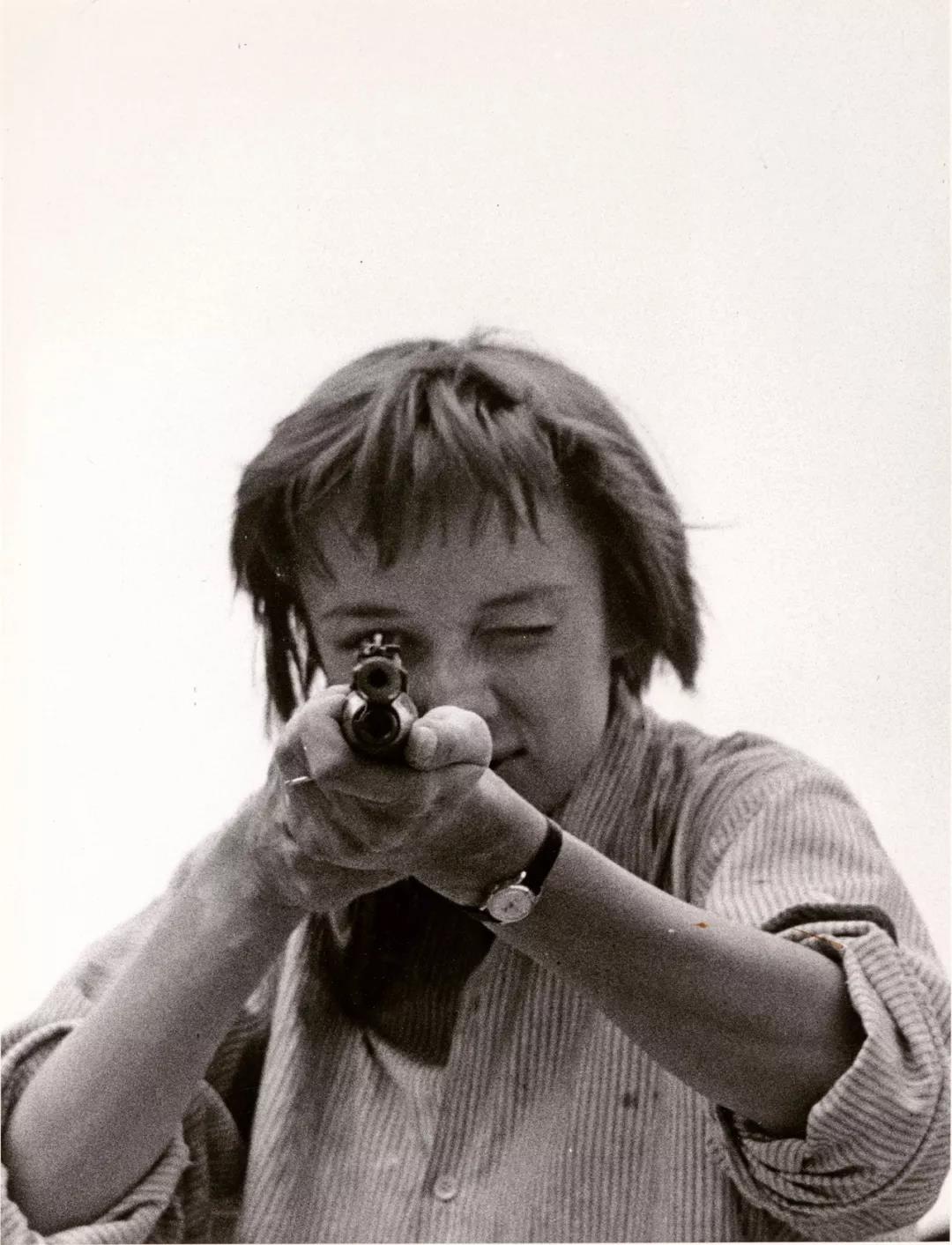 生活遭遇不幸，但她举起枪，以颜色还以痛击！