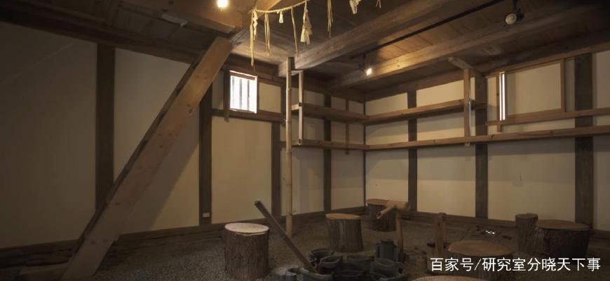 洛阳偃师南部的青萝山下有一大片屹崖突出的地方,村名叫“灰嘴”