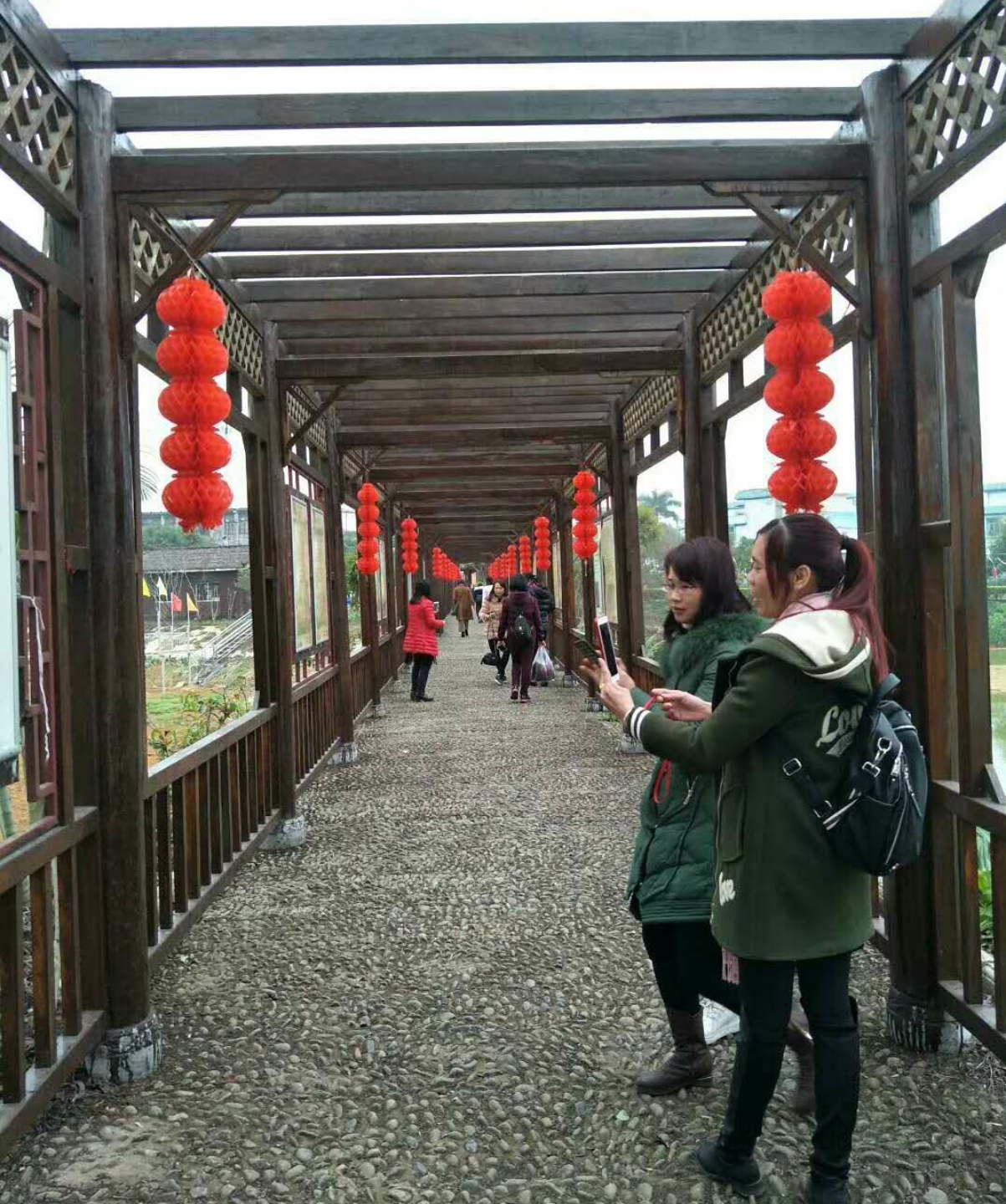 始终徘徊在两个女人之间的男人,徘徊在两个男人之间的女人