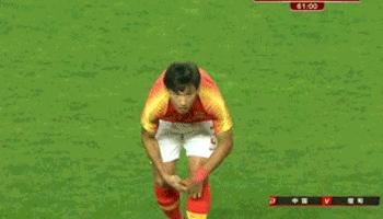 梅西接过阿根廷队长,梅西下半场上场戴队长袖标