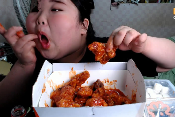 这么胖的吃播小姐姐,宿舍吃“手抓炸鸡”,网友:都看她身后