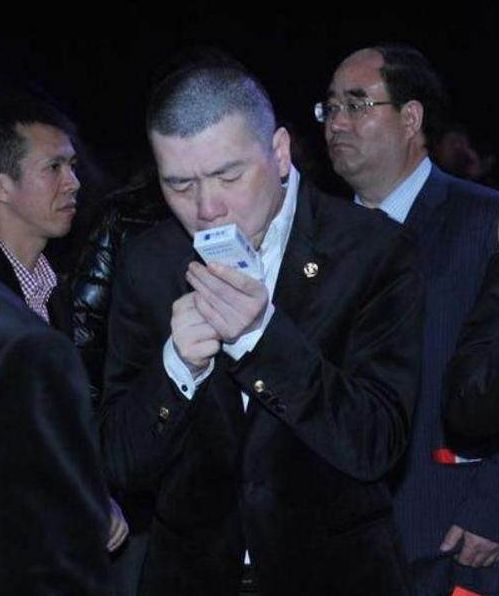 身价上亿的明星们都抽多少钱的烟？冯小刚最便宜，胡歌最搞笑！