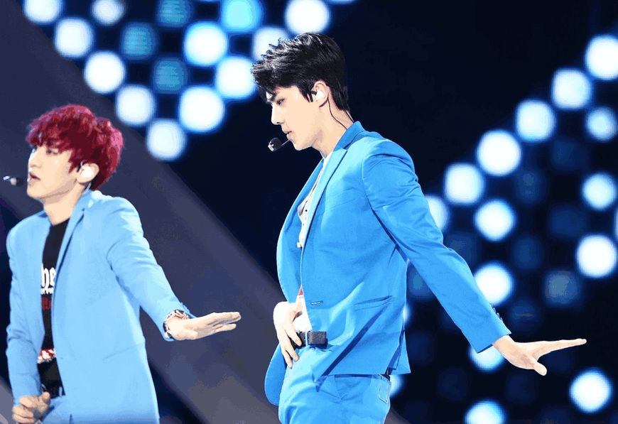 吴世勋舞台落泪视频,吴世勋应援成员们