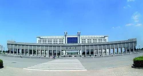 盘点中国十大霸气大学校门，这个“棺材门”却深受学生喜爱