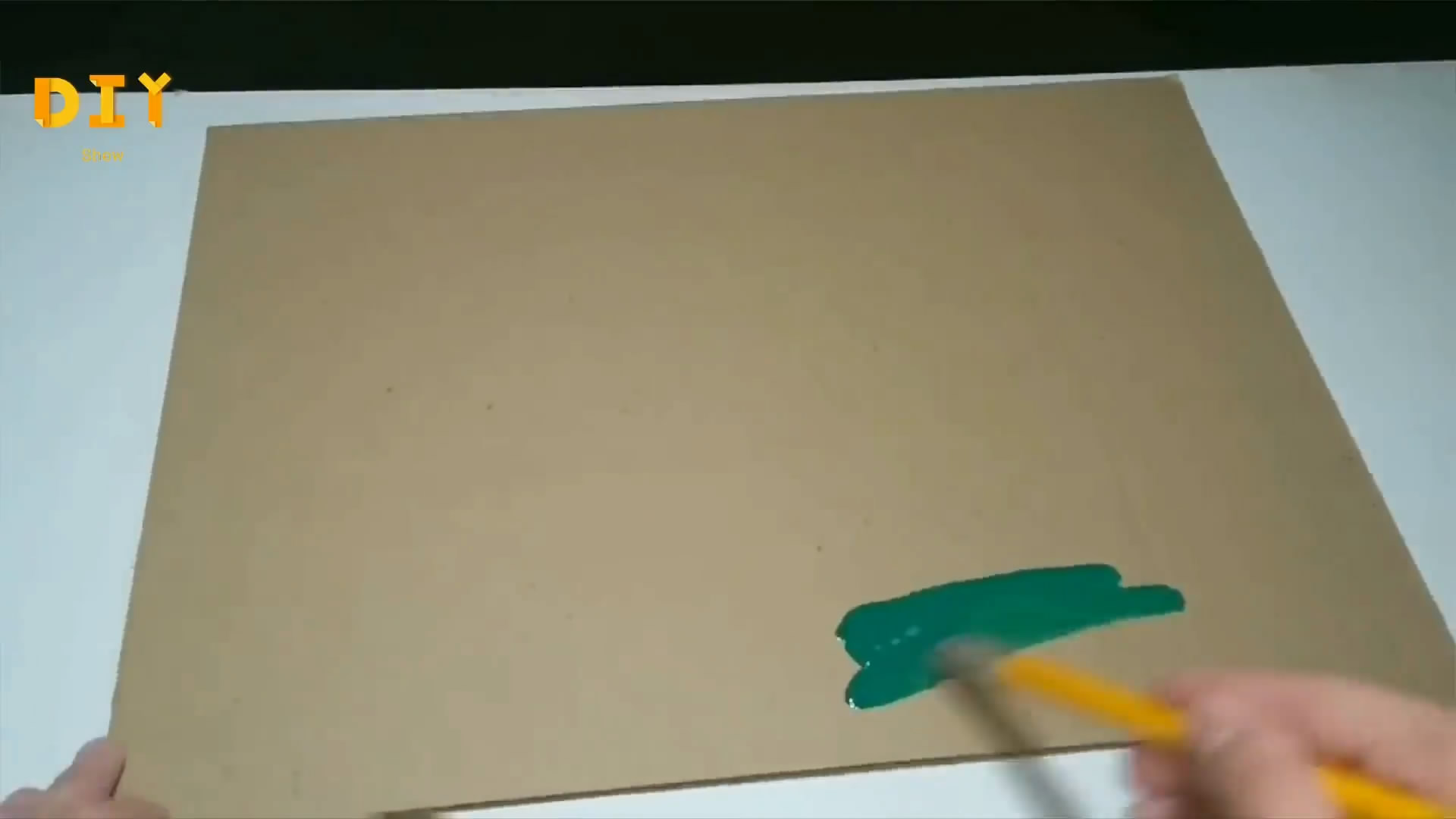 如何用纸板制作弹球游戏,手工达人用纸板自制足球游戏