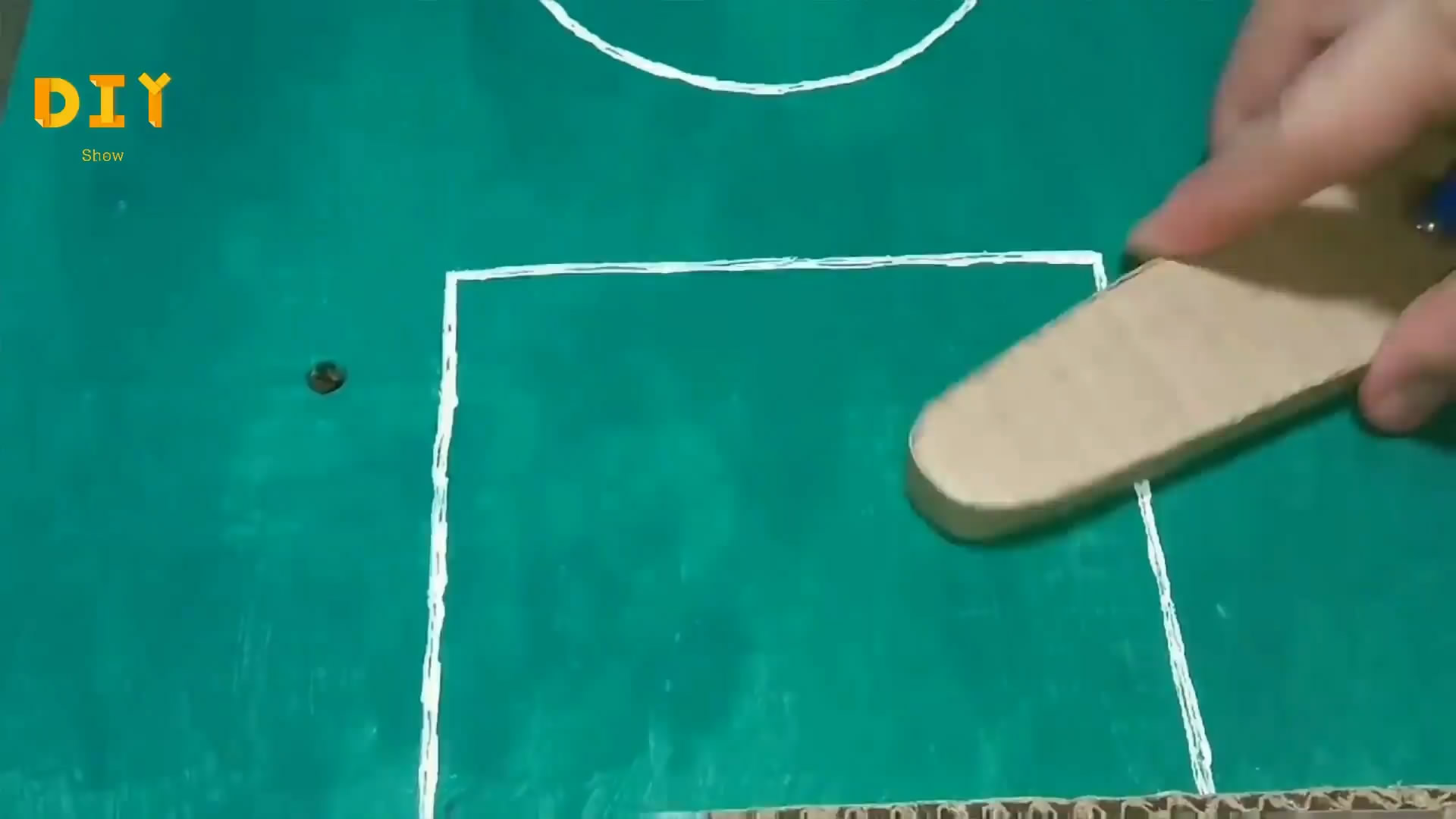 用一个废旧纸箱怎么做踢足球游戏,如何用纸盒制作桌面足球游戏