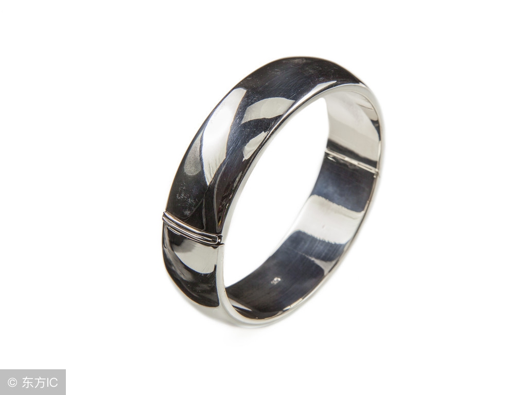 刚买的银饰戴着都变黑是怎么回事,网上买的银首饰会掉色吗