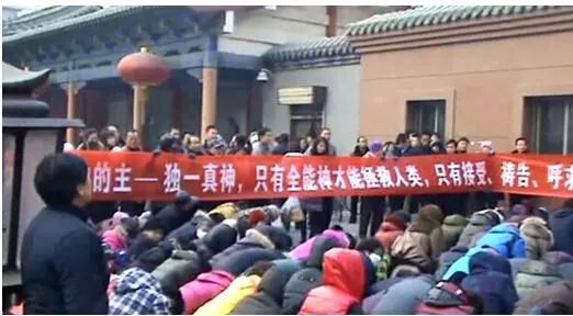 为了让“全能神”原谅自己，她用斧头砸向了8岁儿子的头