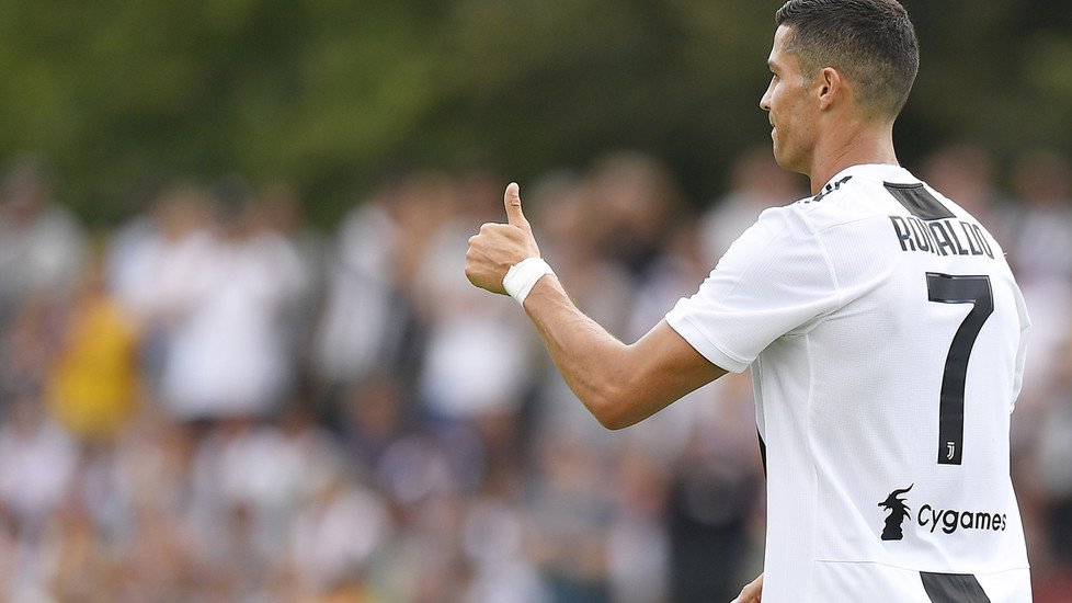 疯狂球迷向c罗要签名,疯狂球迷抱霍华德