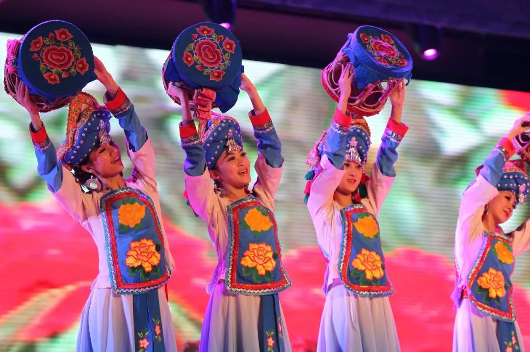 为什么少数民族衣服花里胡哨,为什么少数民族都有服装