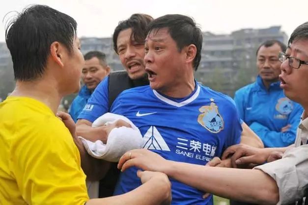 范志毅怒扇裁判耳光完整版,范志毅裁判被骂完整版