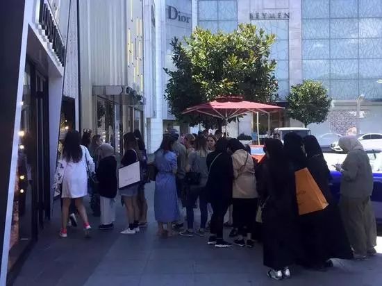 奢侈品商店被疯抢,土耳其里拉暴跌买奢侈品合算吗