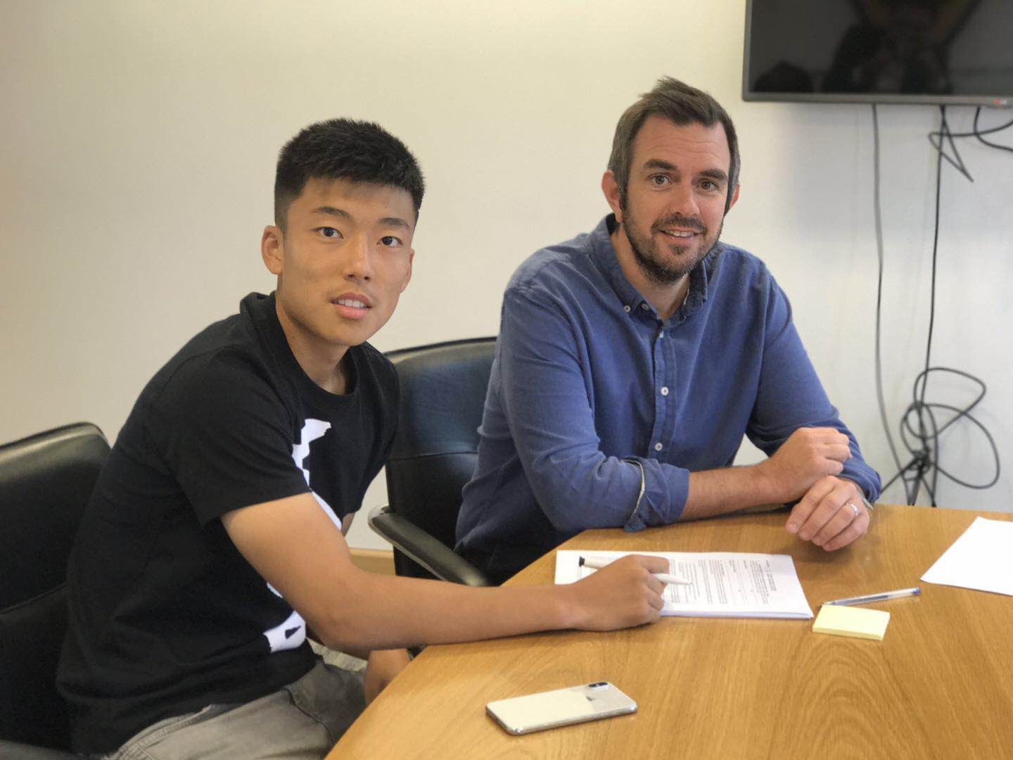 狼队中国小将何朕宇,何荃宇签约狼队了吗