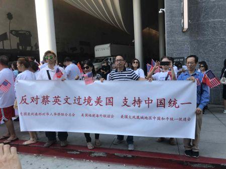 八旬老人溺水后民警救起,年近八旬“老警”勇救落水者