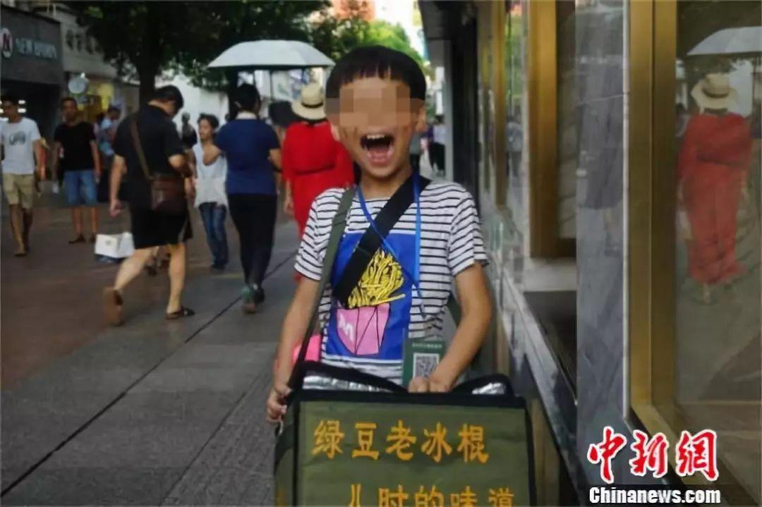 八旬老人溺水后民警救起,年近八旬“老警”勇救落水者