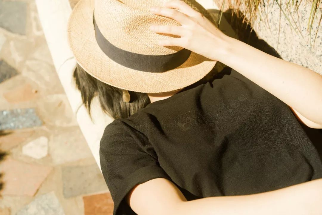 老穿黑色太沉闷怎么搭配,黑色单品怎样穿才能气场全开