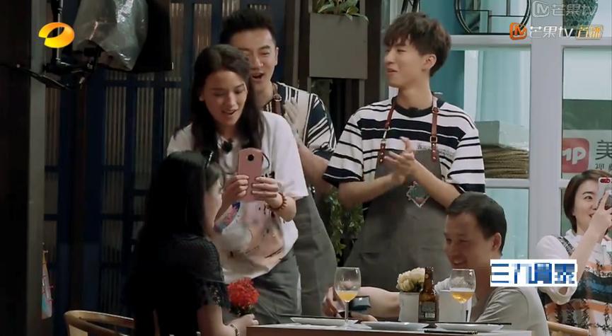 自己在家用手机拍情侣婚纱照,在家如何用手机拍情侣婚纱照