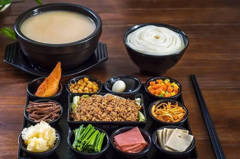 深圳云味馆过桥米线南山茂业店,米线连锁餐饮设计案例