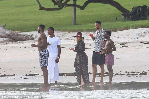 科勒卡戴珊汤普森一起健身,科勒卡戴珊与汤普森亲吻