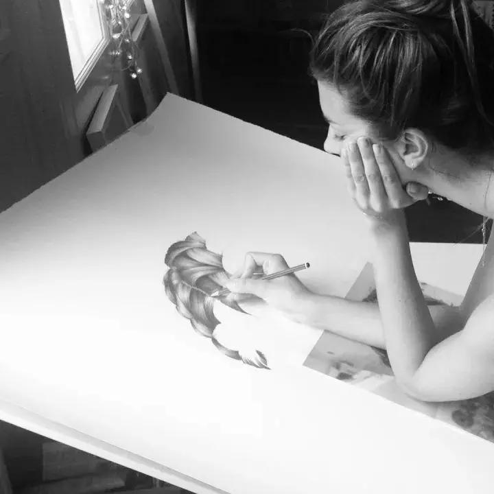 柔顺的长发很容易引人遐想，一起来看看画师笔下的头发如何表现