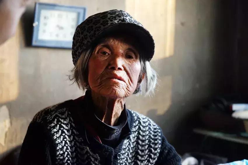 毒打、强奸、*虐性**……他把一个女人的真实故事画成漫画