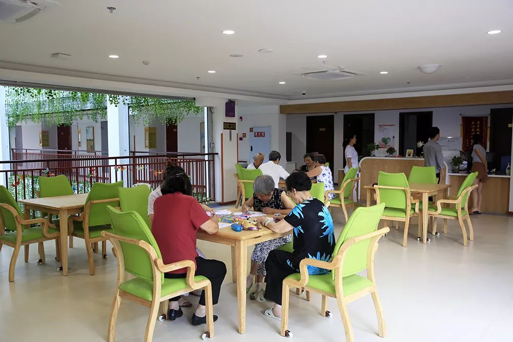 智能卫生护理机器人,自动化清洁厕所的机器人