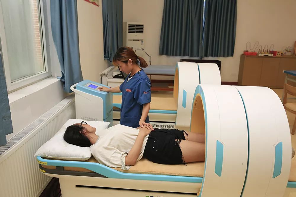 智能卫生护理机器人,自动化清洁厕所的机器人