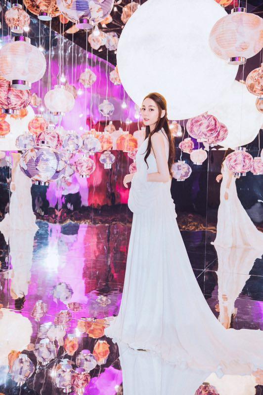 甜美迪丽热巴现身哈根达斯,迪丽热巴出席哈根达斯