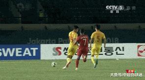 脏！叙利亚球员接连放倒刘奕鸣、高准翼，洪刚：没有职业道德！