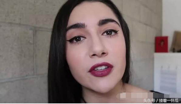 用100支口红做成超级大的口红,美女把600支口红融化