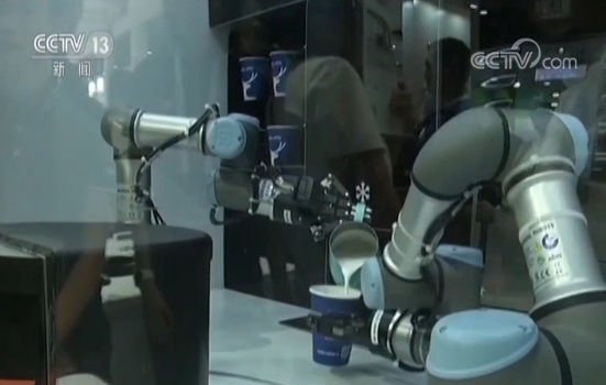 世界机器人大会青少年机器人,会说话会踢球的智能机器人