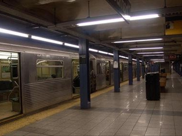 南京地铁司机工资多少钱一个月,地铁司机是怎么开地铁的