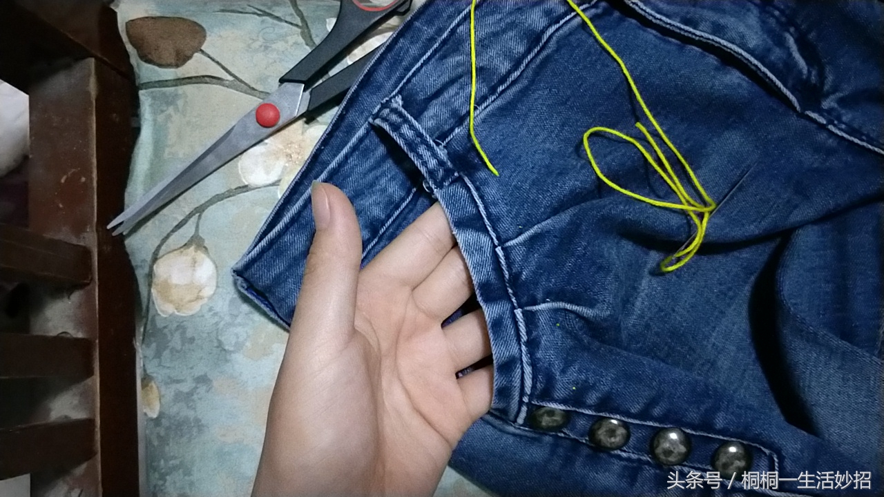 牛仔裤裤兜总往外翻是什么原因,裤兜外翻太尴尬教你一招搞定