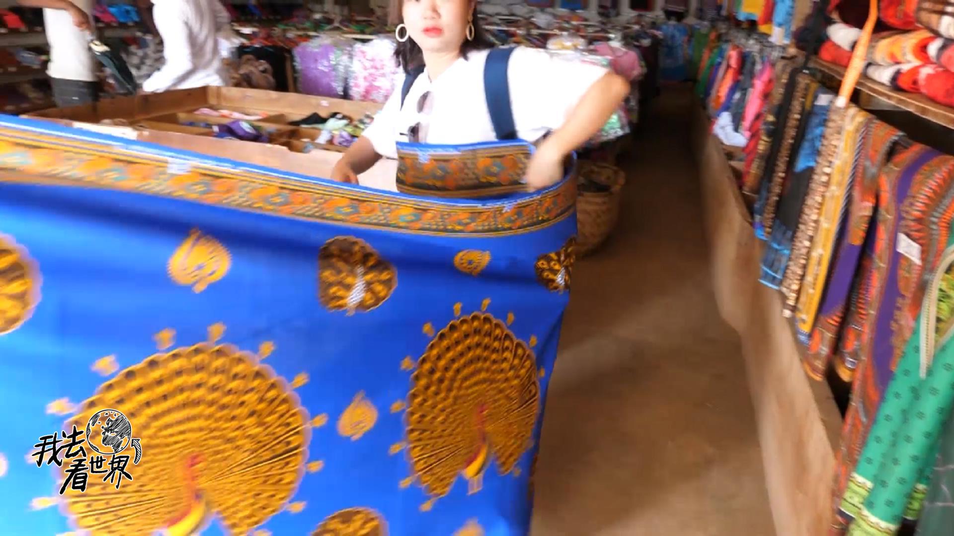 中国人在非洲做生意，卖非洲女人的裙子足有4米长，只要25元