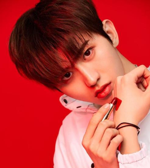 口红男生代言,王俊凯代言口红