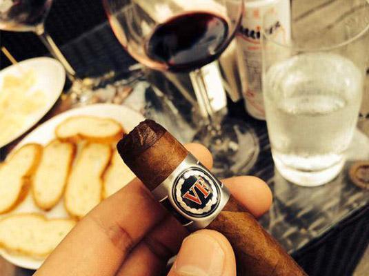 抽雪茄真的有那么讲究吗,雪茄爱好者们应该如何正确抽雪茄