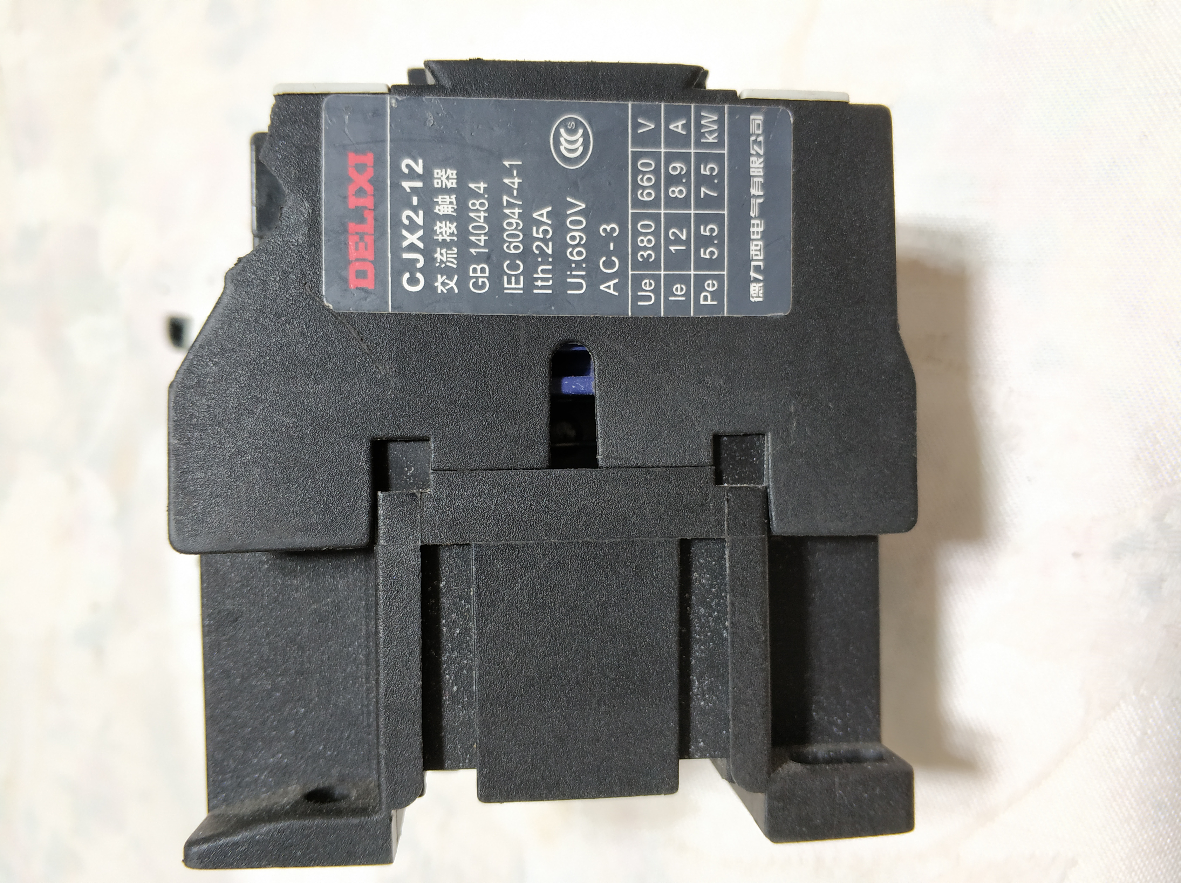 交流接触器220v和380v的铭牌咋分,交流接触器铭牌怎么看