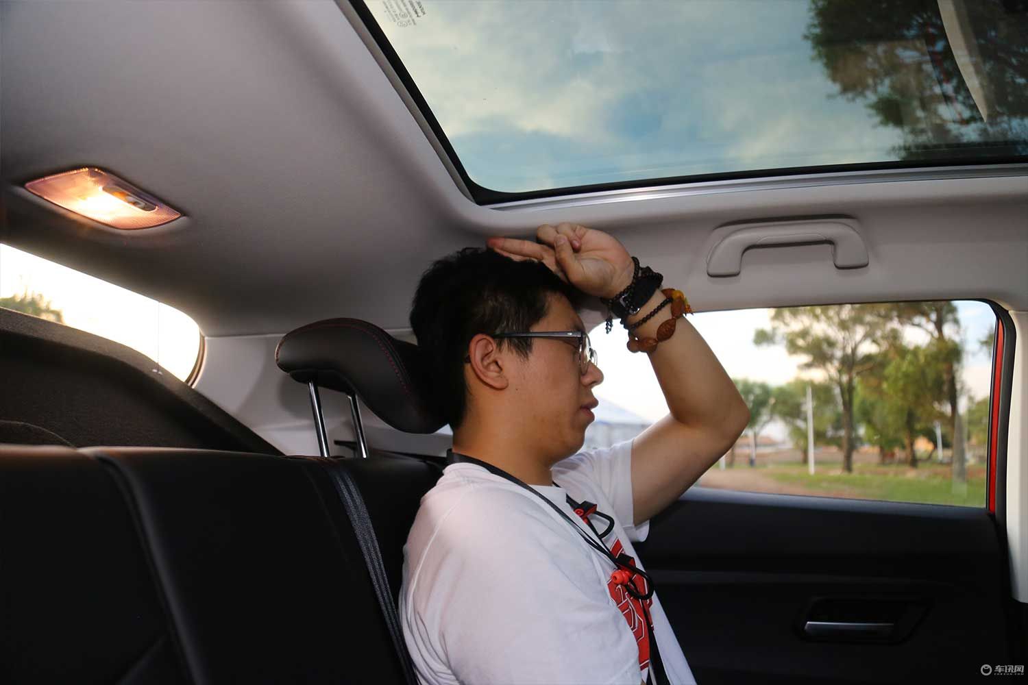 扔下了女朋友去草原试驾哈弗H2s7万块的个性小车成为了“新欢”