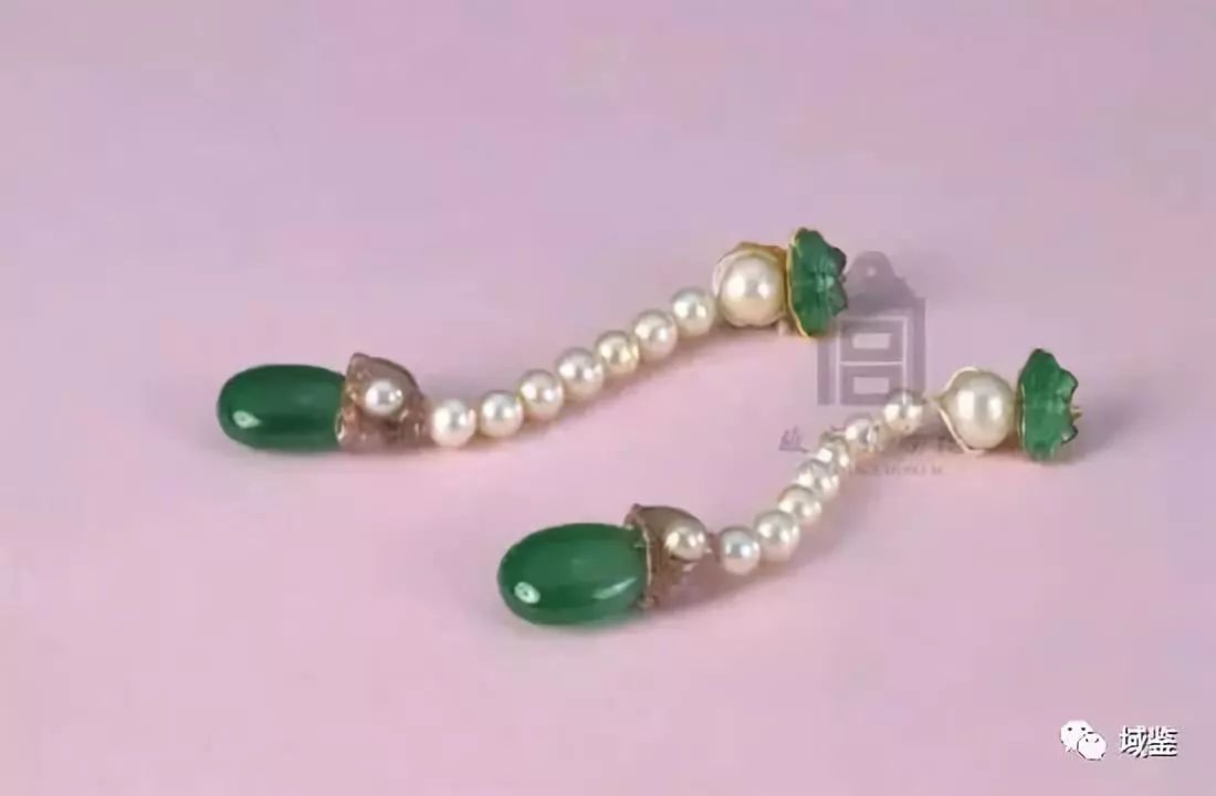 清代翡翠手镯鉴赏,钗头缀玉虫金盘