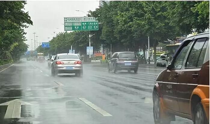 下雨天车辆被淹怎么处理,雨天车被水淹怎样避免熄火