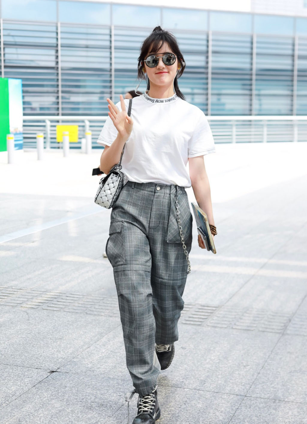 袁冰妍同款低丸子头,袁冰妍牛仔裤搭配露脐装机场行走