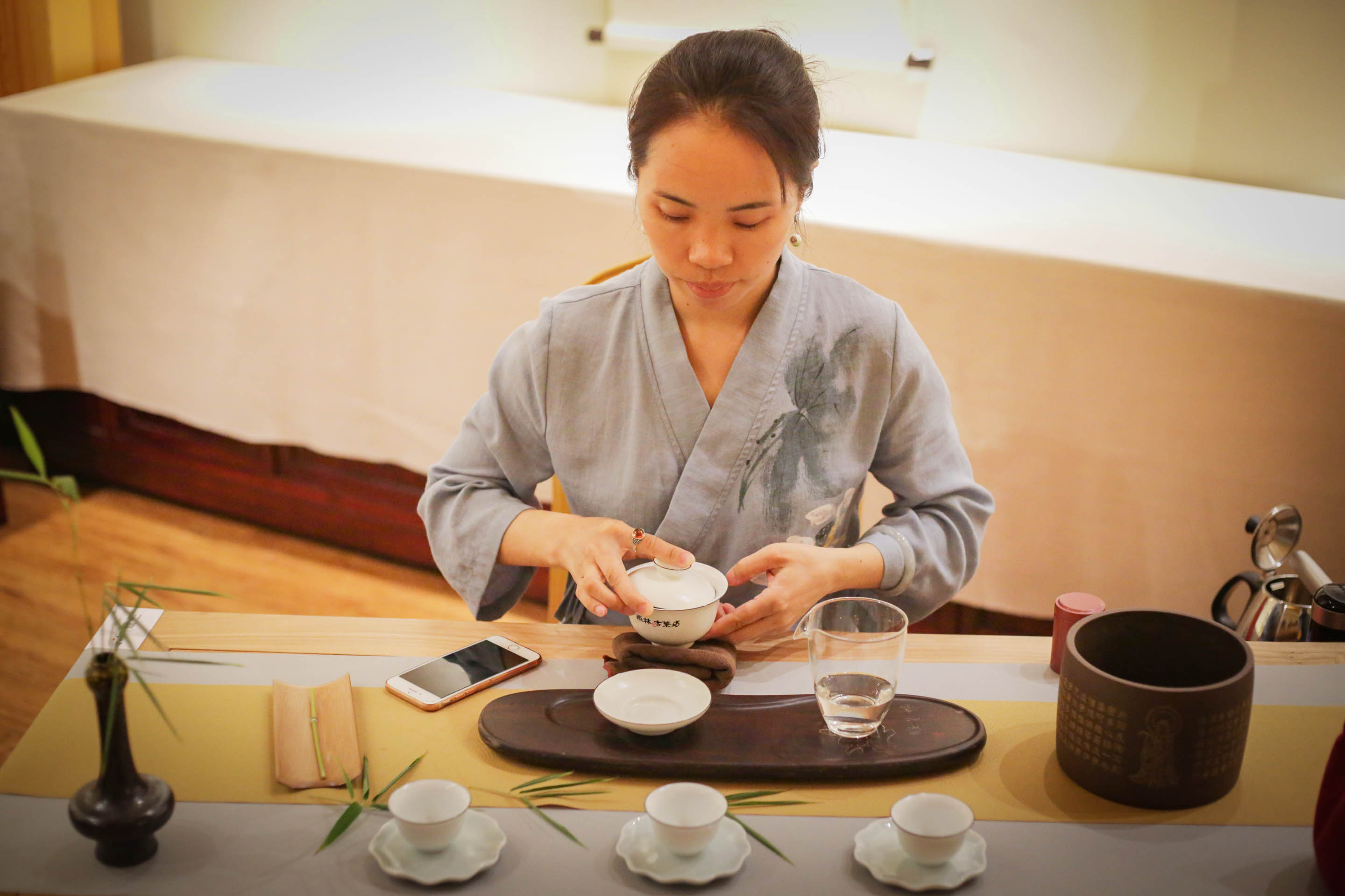 当代年轻人品茶抚琴焚香听雨对弈,青年茶生活