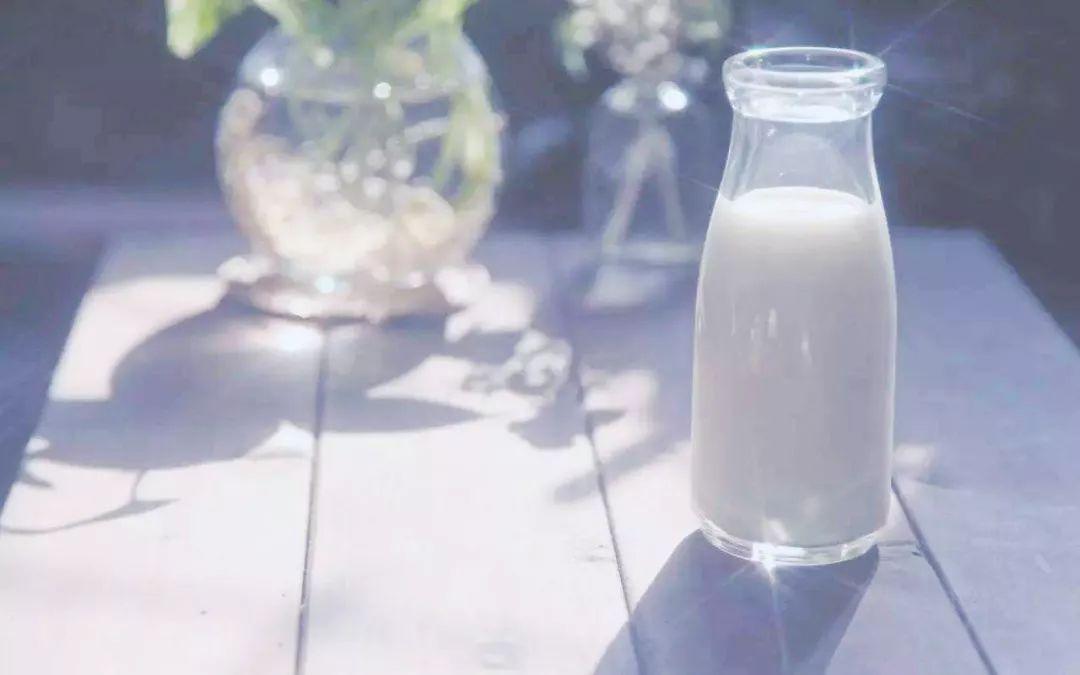 衣服去红酒渍的方法,红酒弄到白衣服上怎么洗小妙招